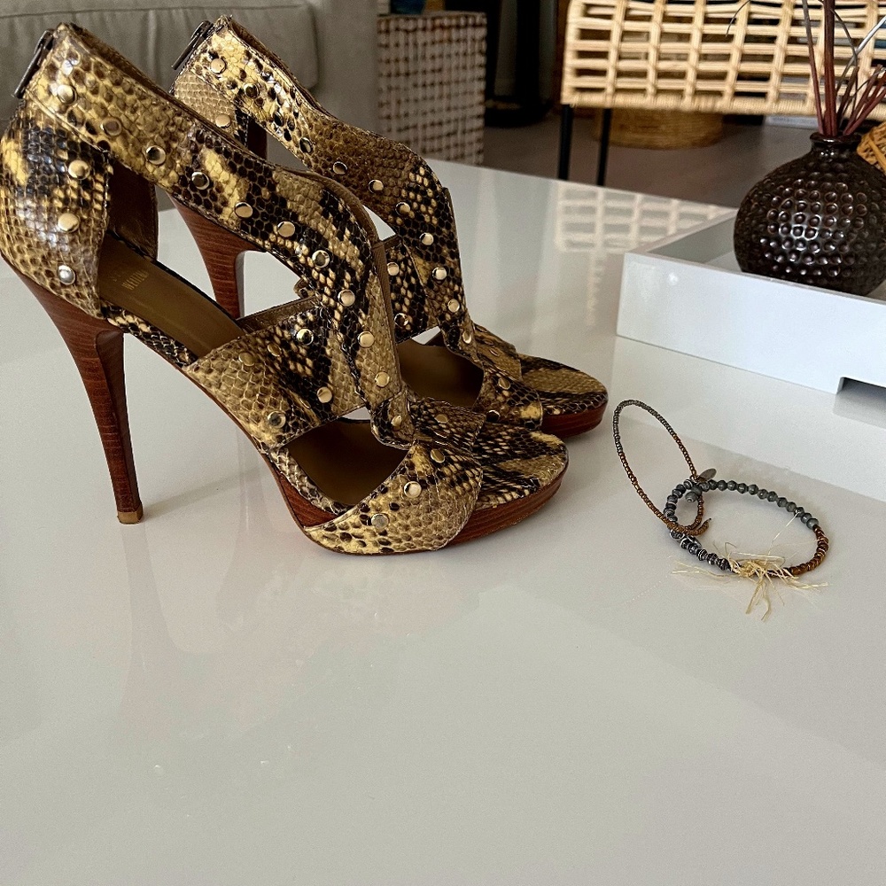 SUPER CUTE - STUART WEITZMAN SANDELS
